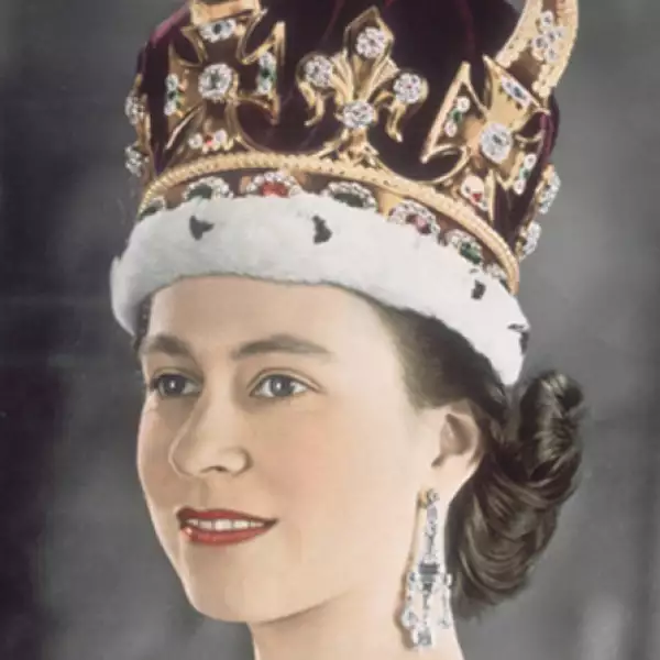 La soberana del Reino Unido festejará durante este fin de semana su Jubileo de Diamante, en el que celebra 60 años al trono. El 2 de junio de 1953, día que fue oficialmente nombrada Reina de Inglaterra lució la corona Imperial de Estado.