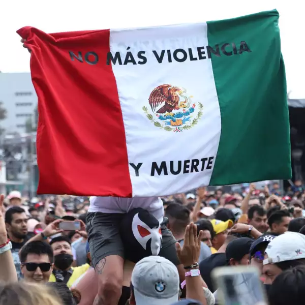 “No más violencia” escrito en una bandera de México durante el Festival Iberoamericano de Cultura Musical Vive Latino 2022 que se realiza en el Foro Sol.