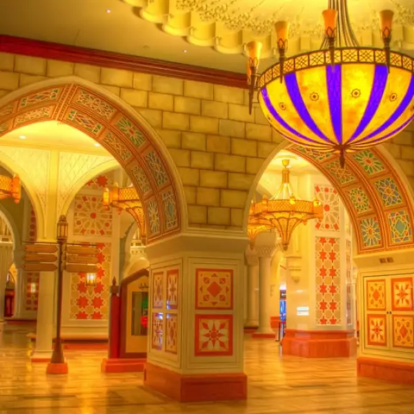 El centro comercial no repara en lujo con su famoso pasillo dorado en donde se encuentran algunas de las marcas premium del mundo 