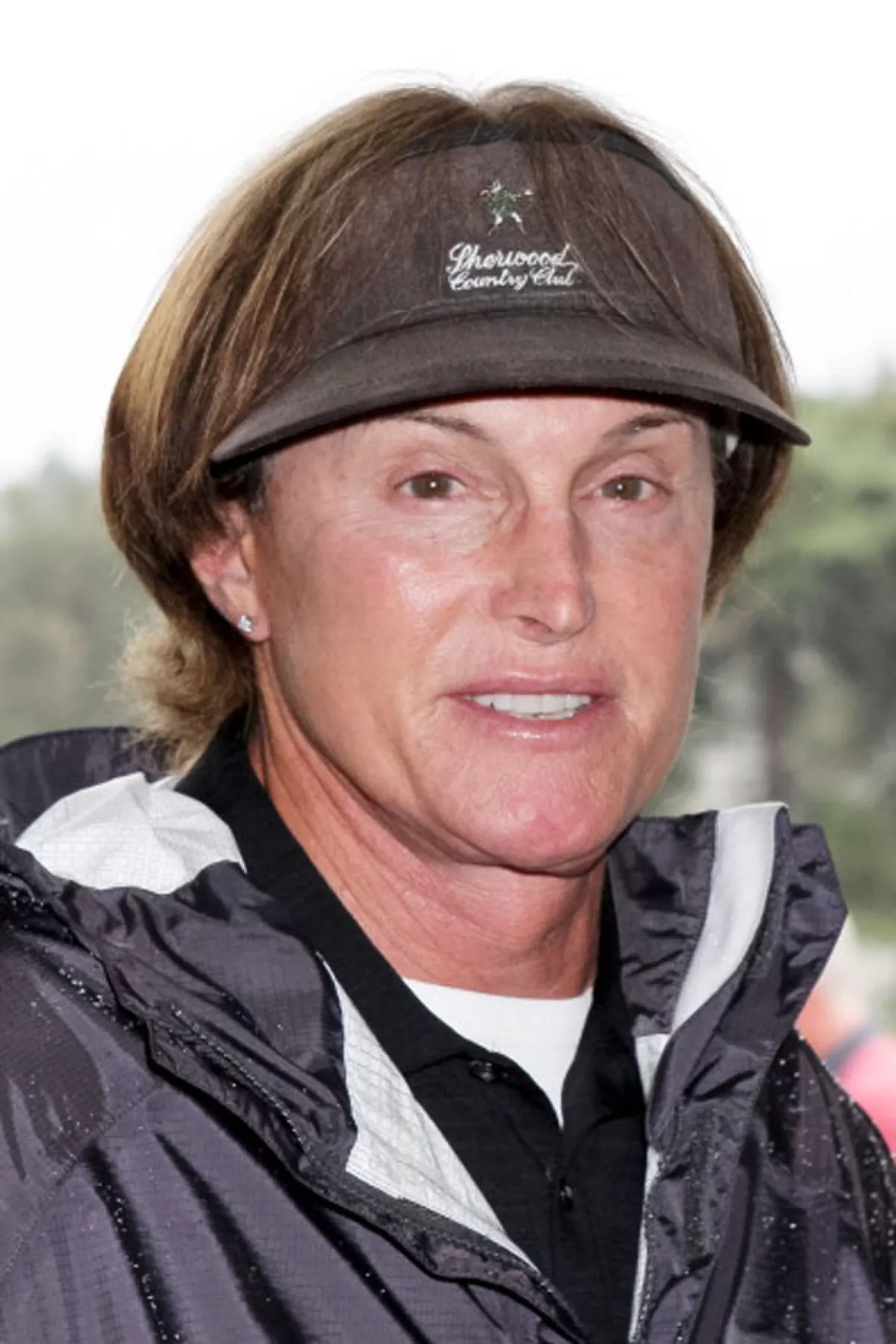 A partir del 2009, Bruce se dejó crecer el cabello y en algunas ocasiones se ponía aretes.