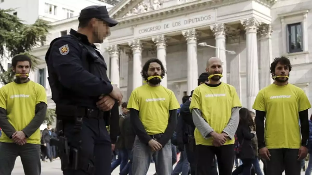 Activistas de Greenpeace protestan afuera del Congreso de los Diputados de España en marzo pasado, por la Ley de Seguridad Ciudadan