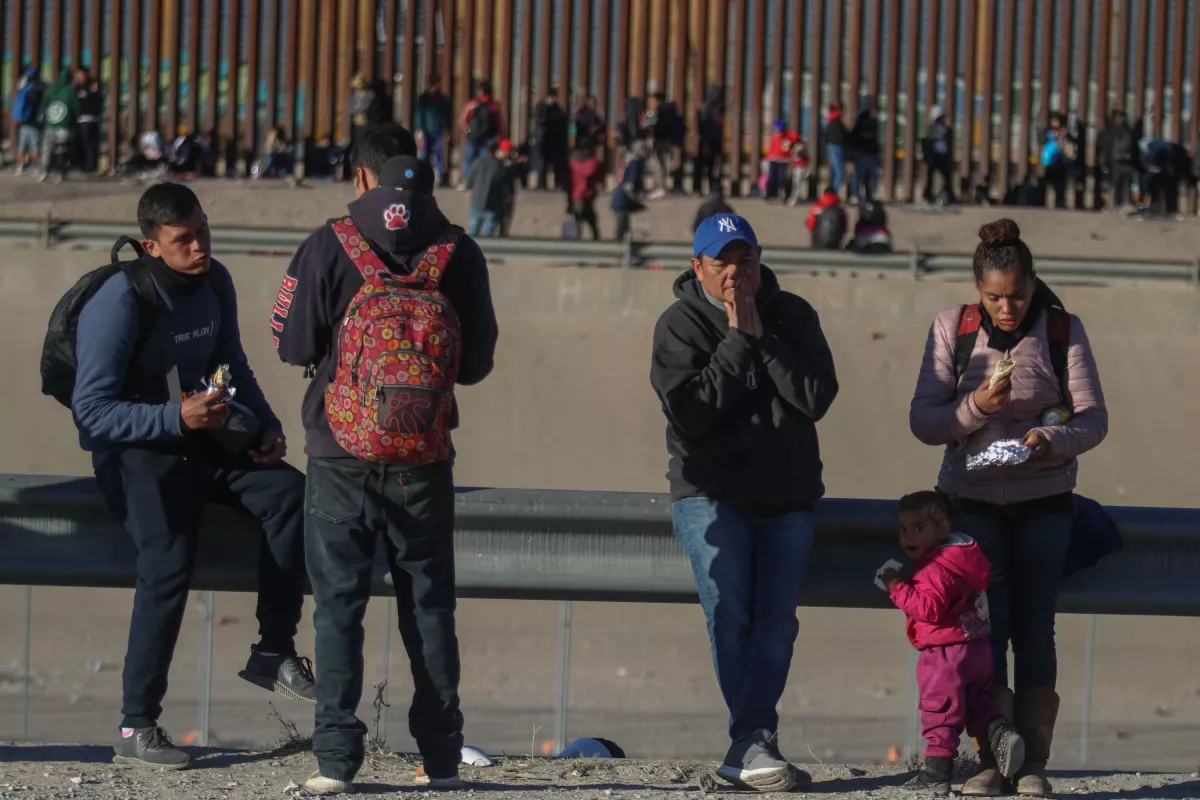Decenas de migrantes siguen en espera de cruzar a los Estados Unidos por la frontera de Ciudad Juárez, sin embargo los militares del país vecino mantienen vigilada la zona y colocaron una amplia reja de seguridad. El Departamento de Seguridad Nacional de Estados Unidos indicó en un comunicado de prensa, que las personas y familias que intenten ingresar sin autorización están siendo expulsadas, según lo exige la orden judicial en virtud de la autoridad de salud pública del Título 42, o se les coloca en procedimientos de deportación.