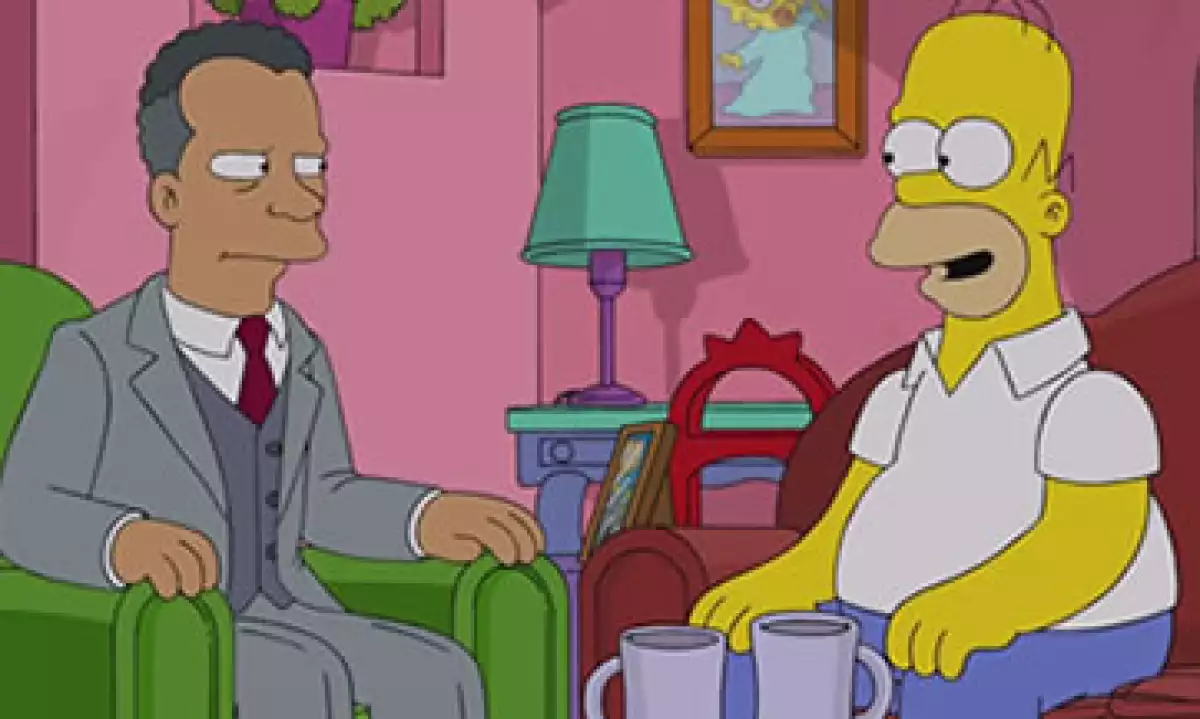 El representante de la FIFA (izq) le dice a Homero (der) que la corrupción está en todos lados. (Foto: YouTube )