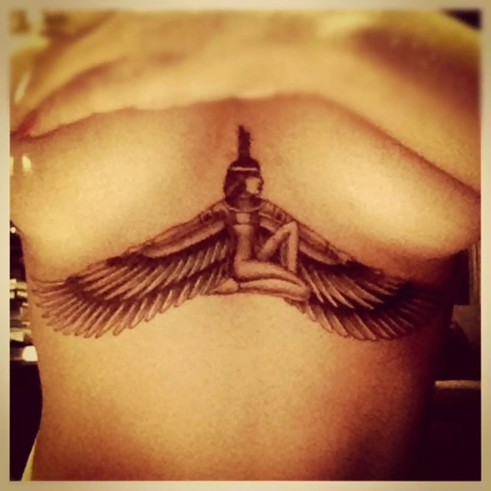 En 2012, Rihanna presumió su nuevo tatuaje.