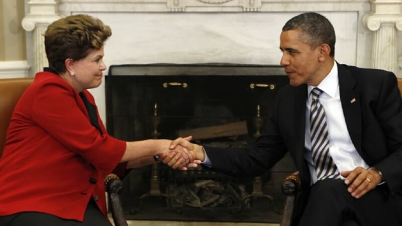 Barack Obama conversa con Dilma Rousseff en la Casa Blanca