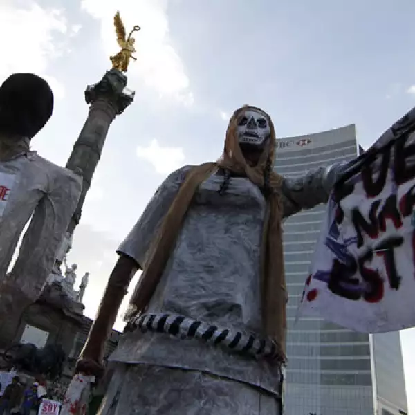 La manifestación coincide con un paro que universidades públicas ubicadas en la capital comenzaron este miércoles, también en demanda de la localización de los 43 normalistas.