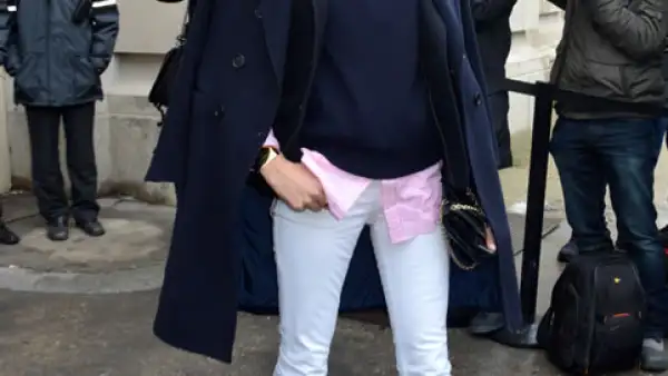 Ines de la Fressange utiliza sus tacones negros como un básico para combinar con todo.