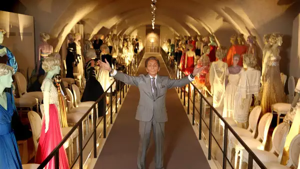 Foto de Valentino Garavani durante una exhibición de su obra creativa llamada Valentino: Master of Couture, en Londres.