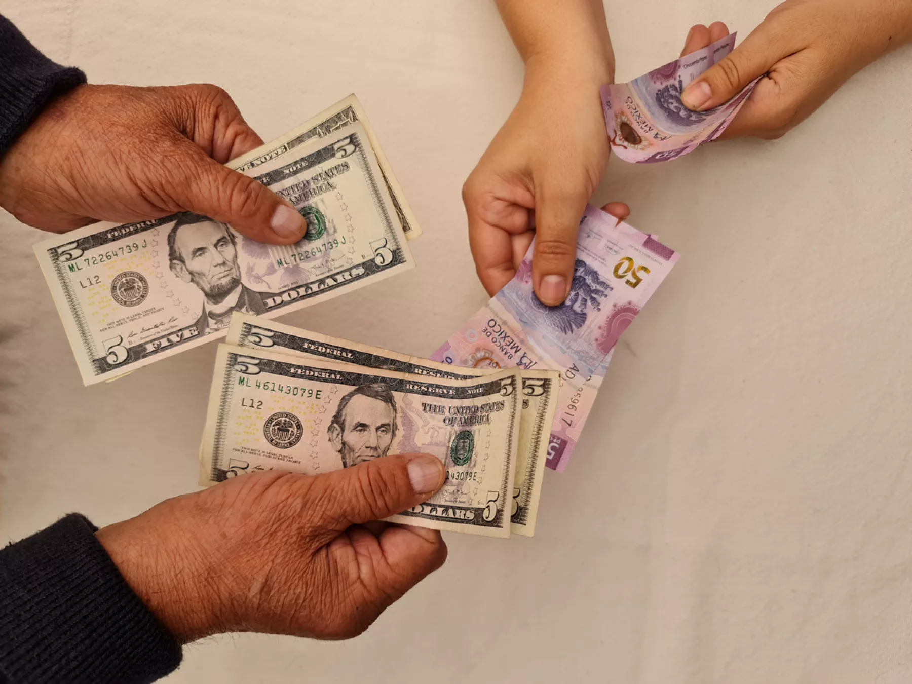 Peso mexicano hoy, 12 de abril 2024: se deprecia más de 1% frente al dólar