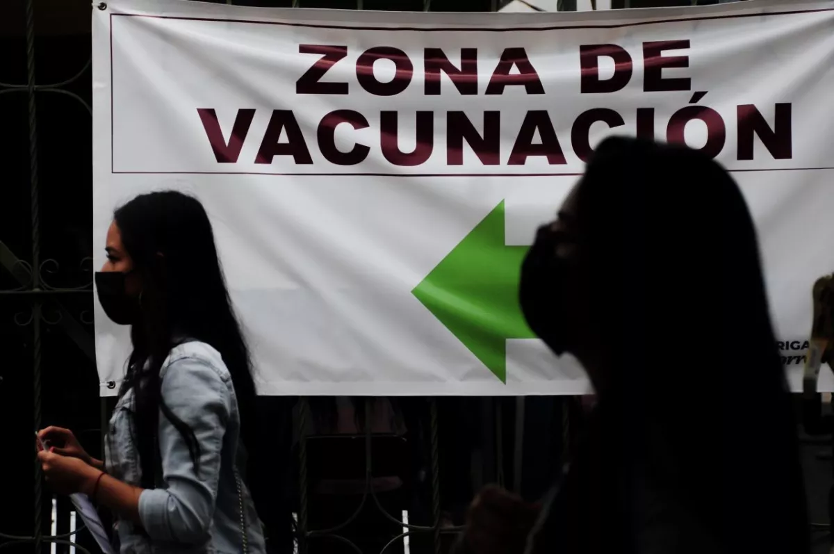 Certificado de vacunación WhatsApp (Dos mujeres caminan rumbo al centro de vacunación contra el Covid-19)