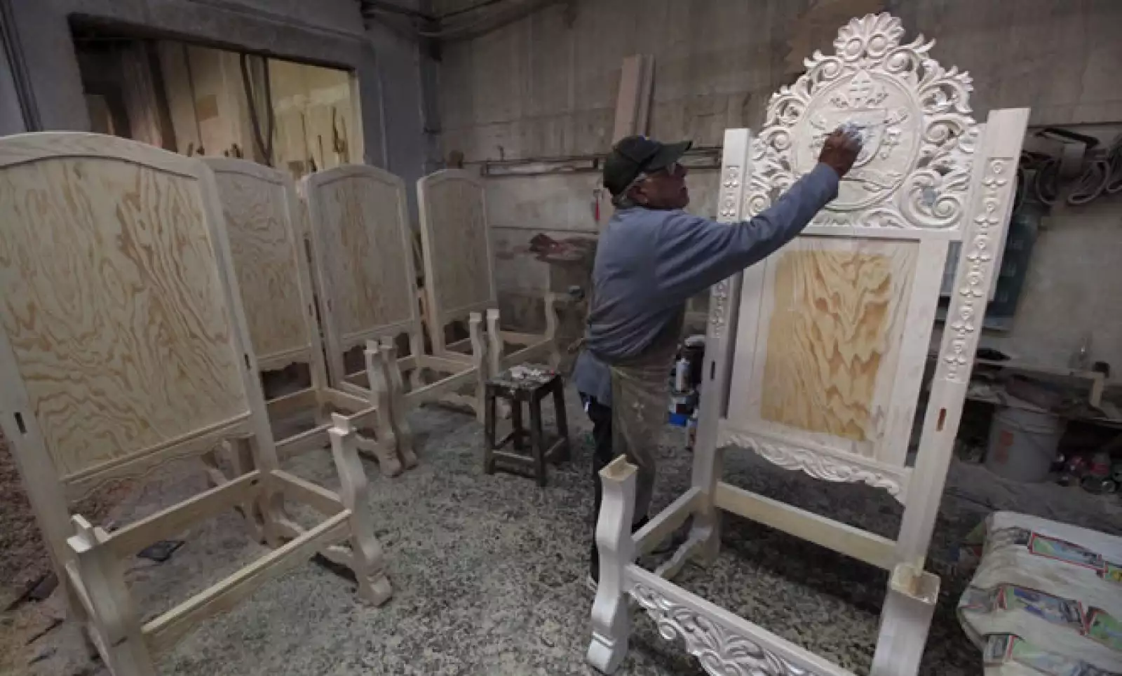 El pintor Jesús Vázquez fue uno de los artesanos para la silla que ocupará Francisco en sus actividades en Chihuahua.