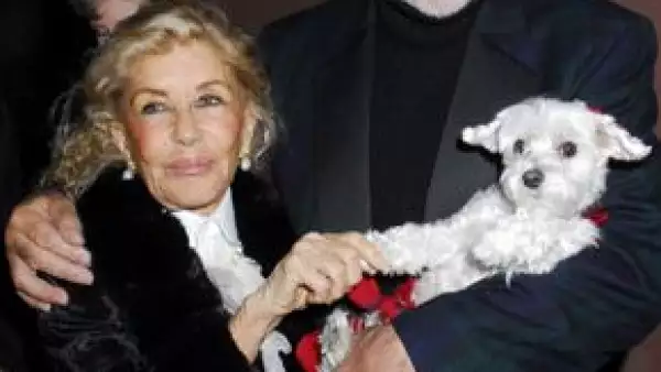 El actor Sean Connery fue investido Doctor Honoris Causa por la Universidad Napier de Edimburgo, Escocia, en reconocimiento a su destacada carrera cinematográfica.