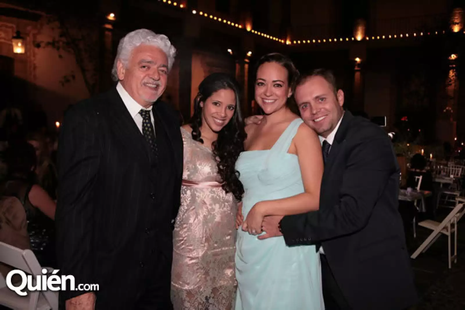 Marco Flavio Cruz con Romina, Paulina y Carlos Ramos