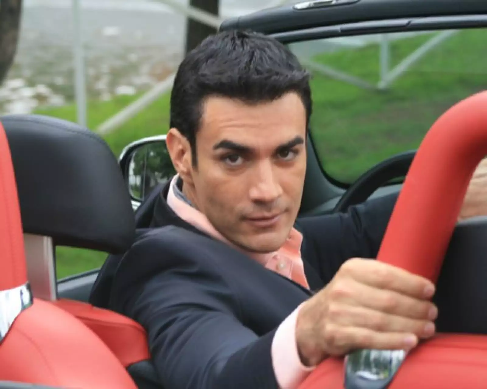 Se define como metrosexual, evita las grasas y los refrescos, aunque su pecado son los pasteles y los taquitos de carne asada.