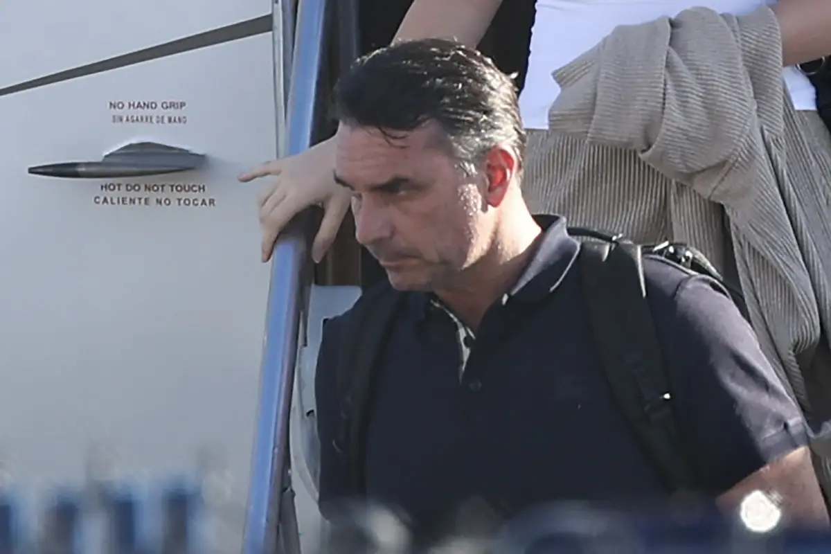 Flávio Bolsonaro llega al aeropuerto de Miami. 