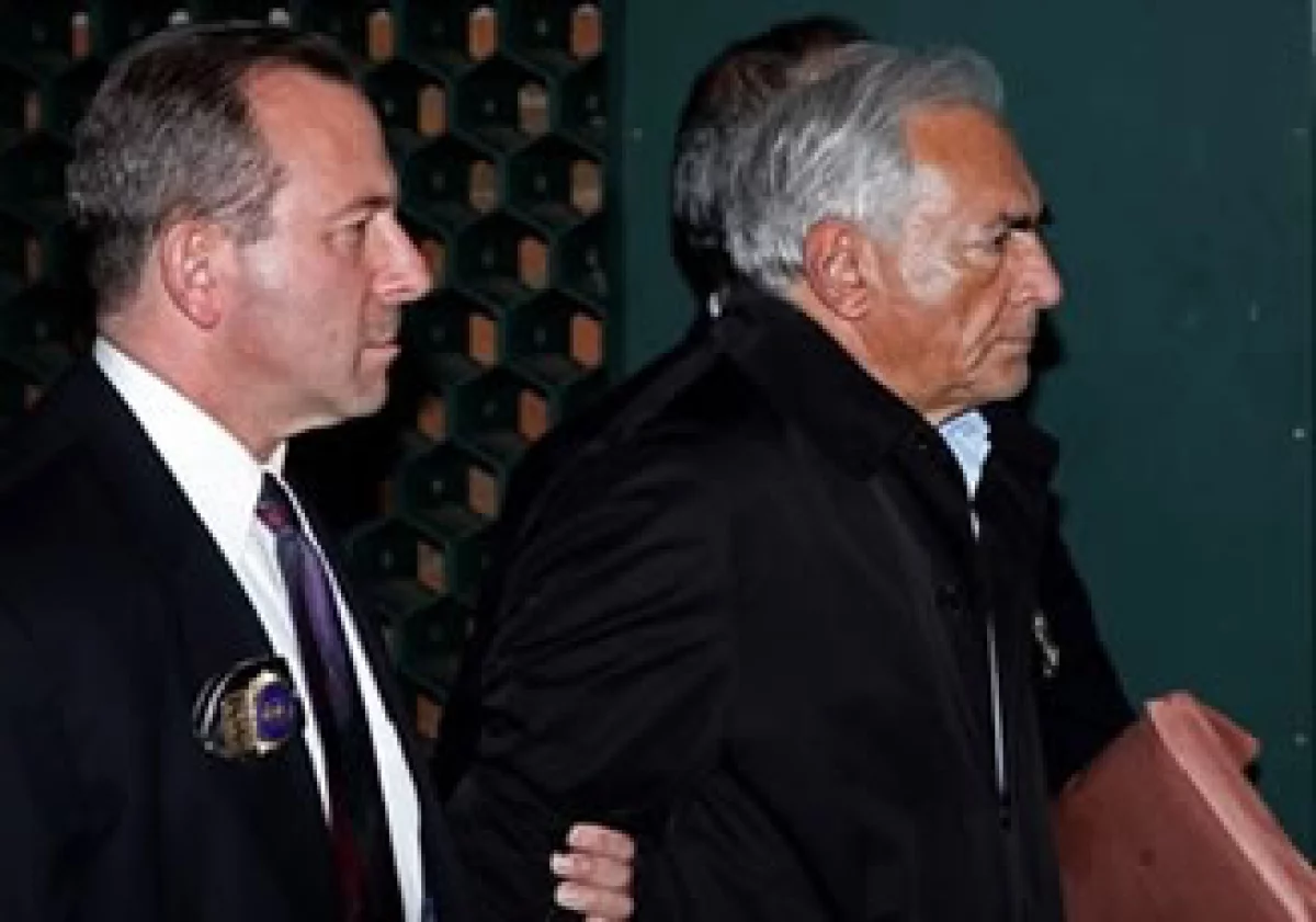 El partido socialista francés calificó de degradantes las imágenes del trato a Strauss-Kahn en EU. (Foto: AP)