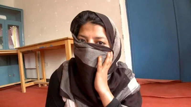 La mujer violada condenada por adulterio posa