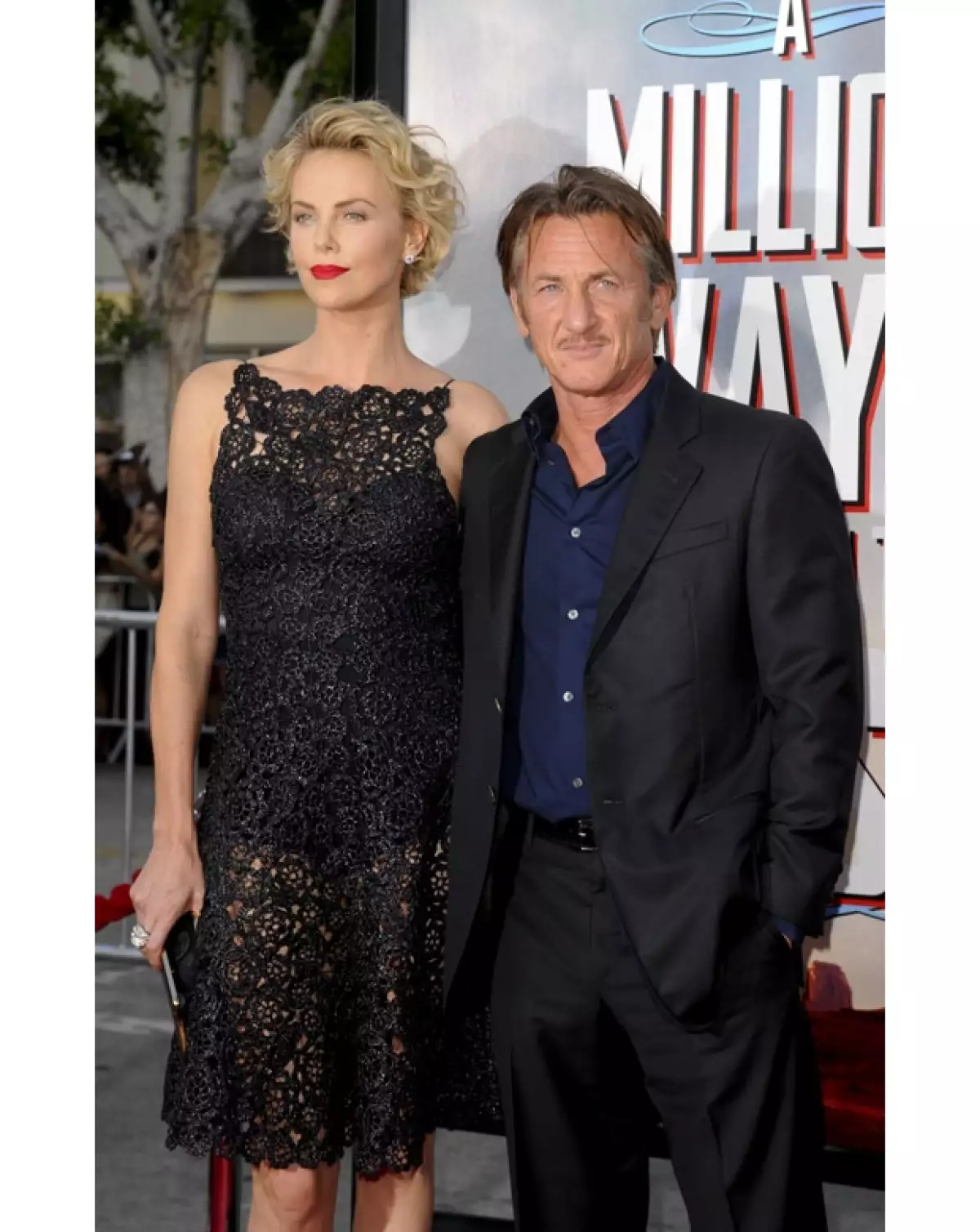 Mientras fueron captados en una romántica despedida, se dio a conocer una entrevista en la que Charlize habla por primera vez de su enamoramiento del actor.