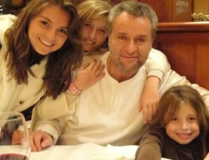 El Güero Castro rodeado de sus hijas Sofía, Fernanda y Regina.