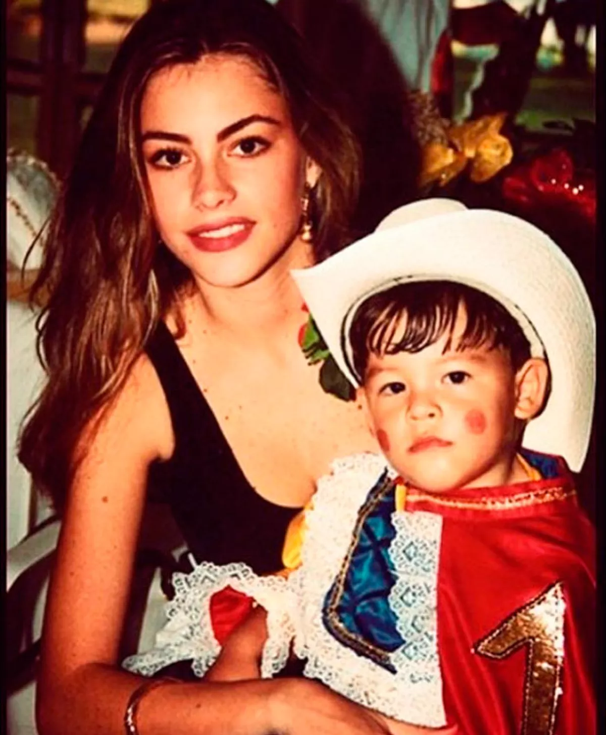 Sfía es una mamá muy guapa, Manolo tiene ya 23 años.