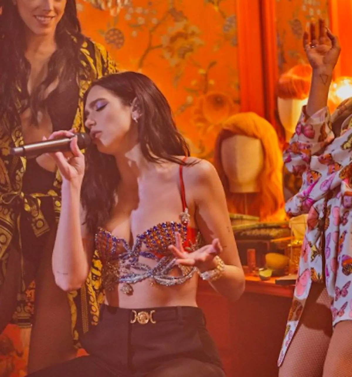 dua-lipa-versace.jpg