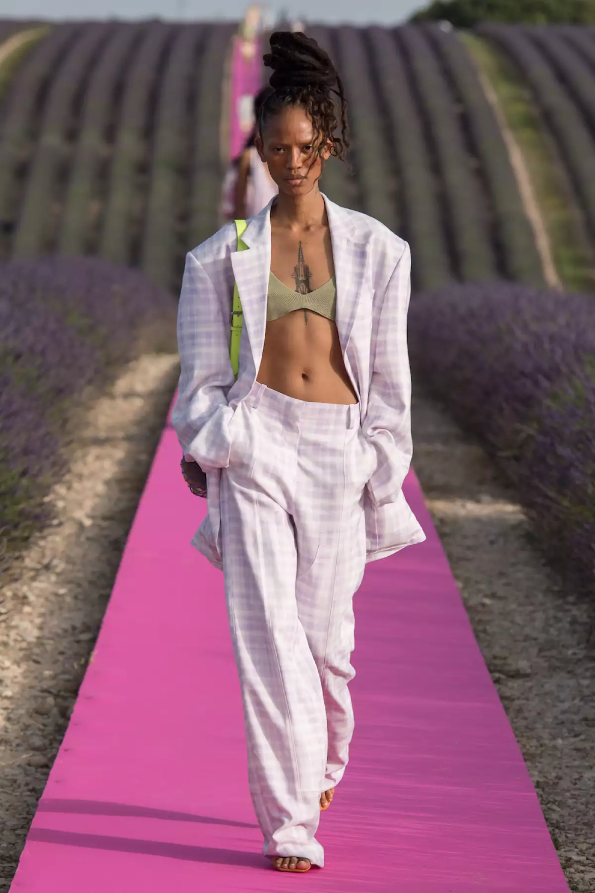 Modelo de Jacquemus en un campo de lavanda para la colección spring summer 2020.