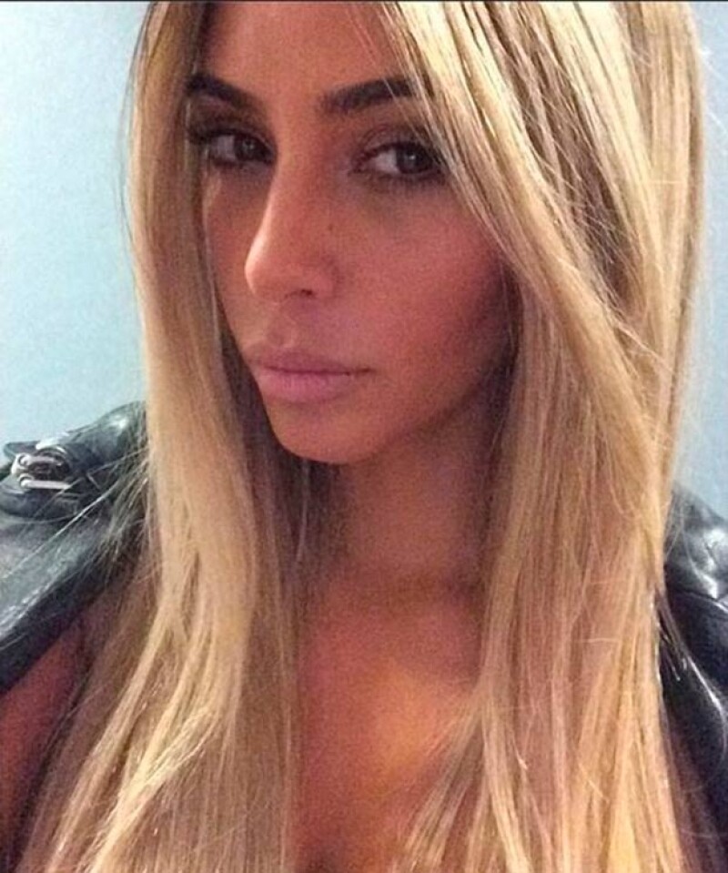 Kim presumió su melena rubia, sin embargo, sólo se trata de una peluca.