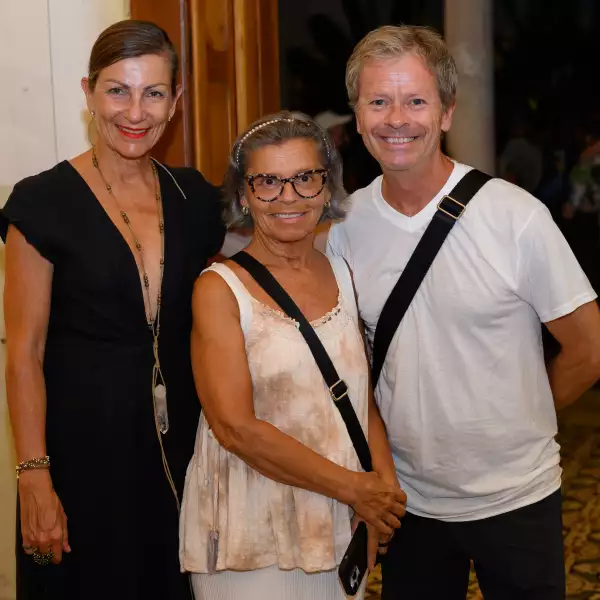 Connie, Annie y Roberth Young 