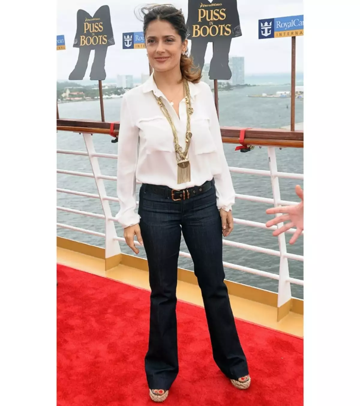 Salma Hayek lució un look muy relajado.