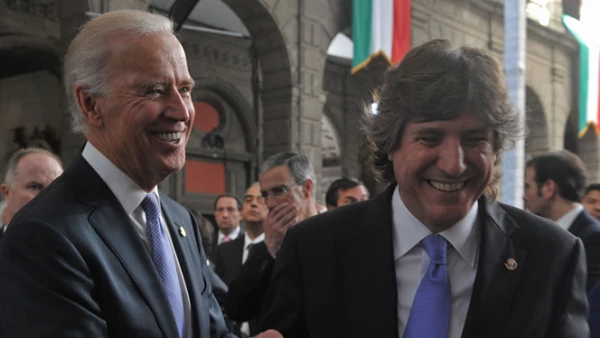 El vicepresidente de Estados Unidos, Joseph Biden, saluda a su homólogo argentino Amado Boudou.