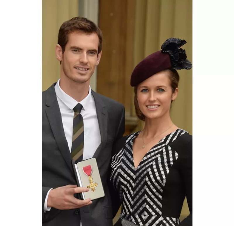 El príncipe Guillermo fue el encargado de hacer su primer ceremonia de investidura el día de hoy en el nombre de su abuela, la Reina Isabel II; el honrado fue el tenista británico.