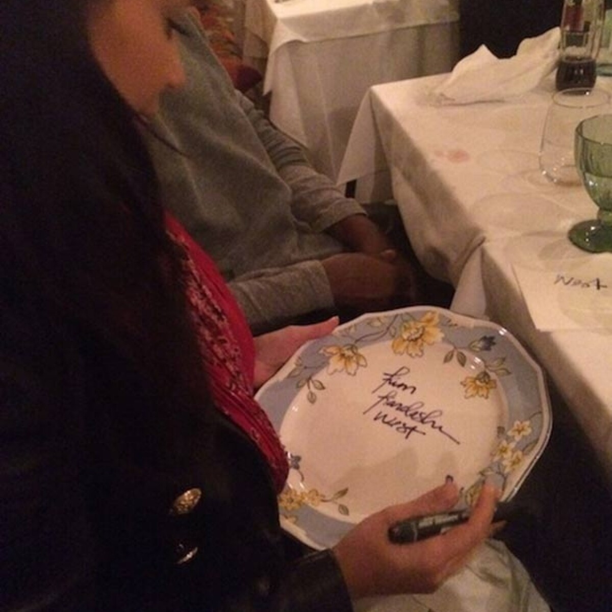Kim presume su primer autógrafo oficial como "Sra. West"