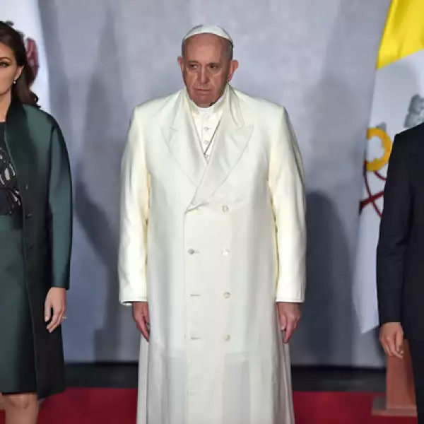 Es la primera vez que un pontífice acude a este recinto; fue recibido por el presidente Peña Nieto.
