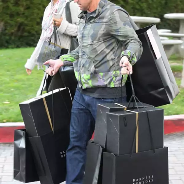 Asimismo la matriarca del clan Kris Jenner no quiso quedarse atrás y mandó a recoger sus compras de la tienda Barneys New York en Los Ángeles.