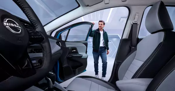Imagen del interior de Nissan Versa 2026 donde se ve lel rediseño de los asientos delanteros, mejorando la comodidad.