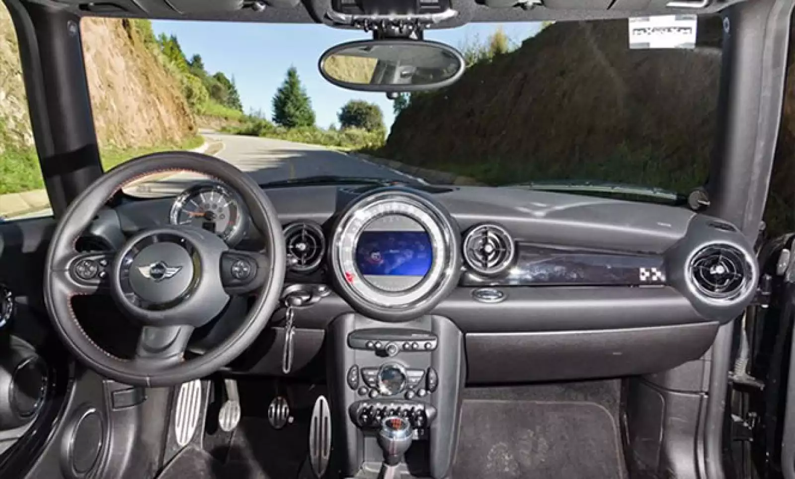 El enorme velocímetro colocado al centro del tablero ahora alberga también la pantalla de información relevante del comportamiento del vehículo.