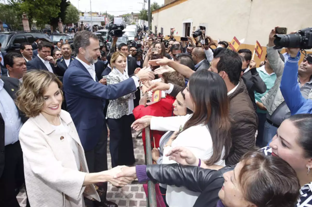 Muchos ciudadanos se juntaron para ver pasar y saludar a la pareja real de España.