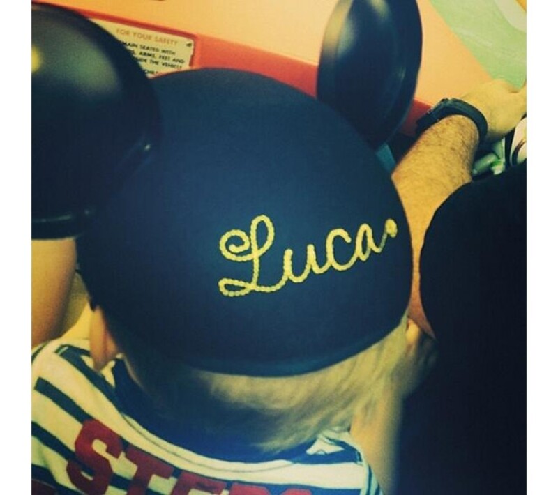 Luca se llevó de recuerdo unas simpáticas orejas de Mickey con su nombre grabado en amarillo.