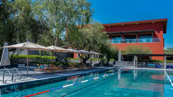 Los residentes disfrutan de la alberca.