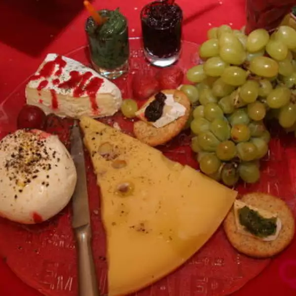 Platillos. Uvas, tartas, queso
