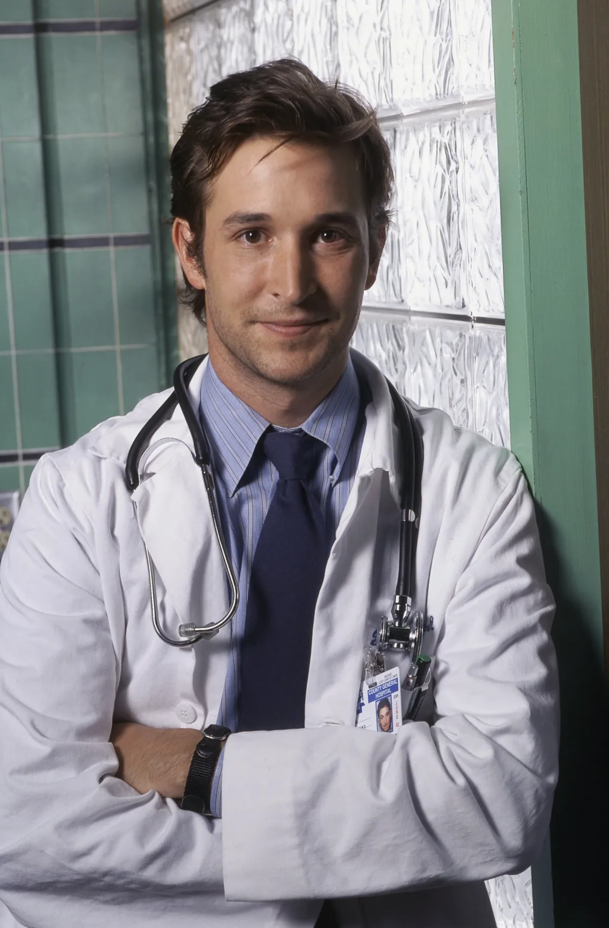 Foto de Noah Wyle durante la época en la que formó parte del elenco de la serie E.R. 