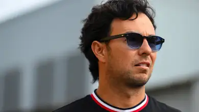 El piloto de Fórmula 1 Sergio Perez mira hacia el horizonte con unos lentes de sol