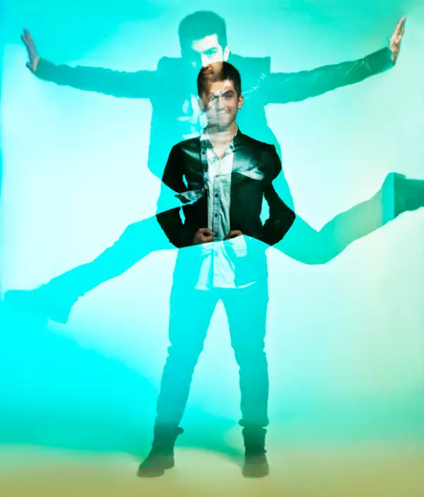 Jerry Velázquez nos demuestra su lado bailarín posando para nosotros en movimientos típicos del teatrero musical.