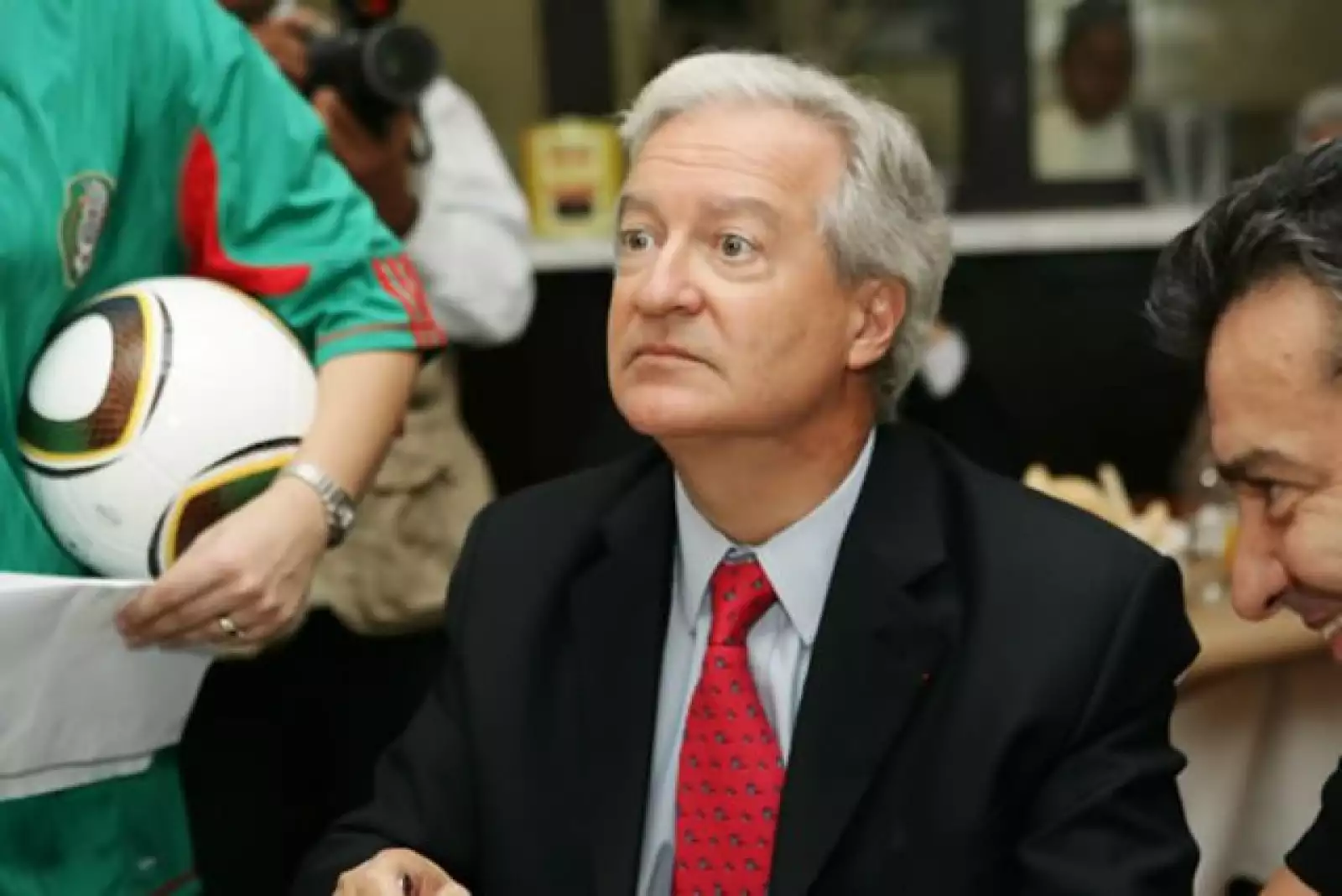 El Embajador de Francia, Daniel Parfait, viendo el primer tiempo del partido en la Alianza Francesa.
