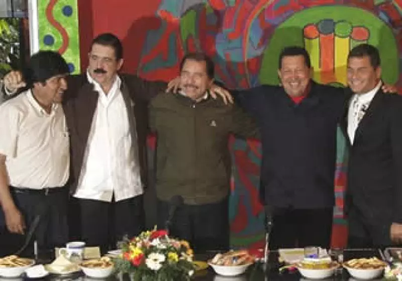 De izq. a der. los presidentes de Bolivia, Evo Morales, de Honduras Manuel Zelaya, de Nicaragua Daniel Ortega, de Venezuela Hugo Chávez, de Ecuador Rafael Correa. (Foto: AP)