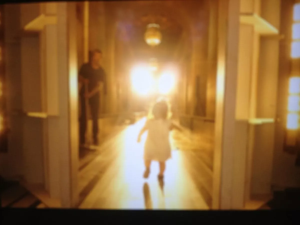 Harper dio sus pasos por el catwalk.