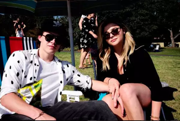 El joven de 17 años tiene un noviazgo con la actriz  Chloë Grace Moretz.