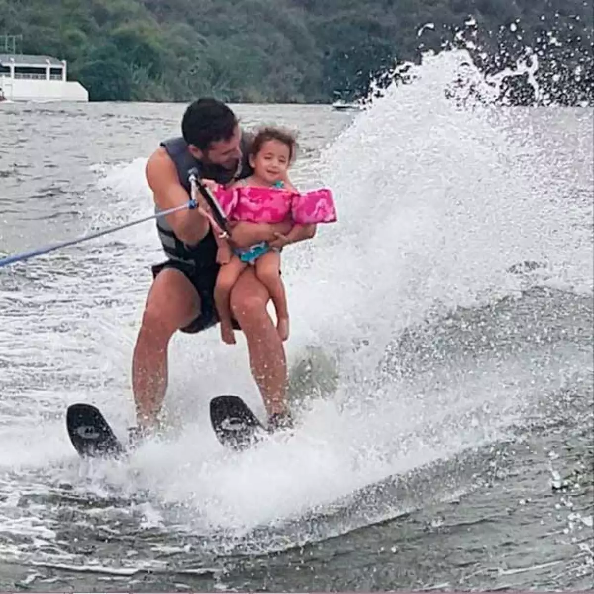 Martín Fuentes compartió en Instagram un video del momento en el que practica esquí con su hija en brazos y ella parece disfrutarlo.