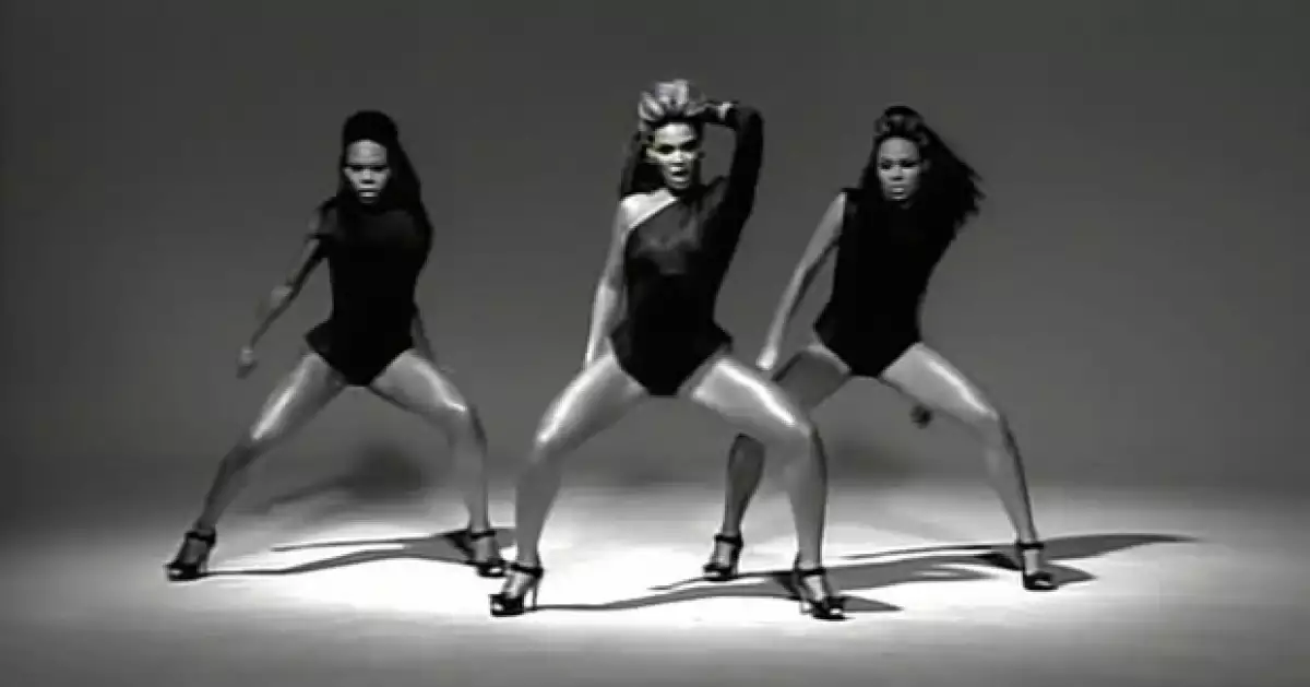 En el clip de `Single Ladies (Put a Ring on It)´ se ha descubierto que una de las aparentes bailarinas que acompañan a la cantante es un hombre vestido de mujer.