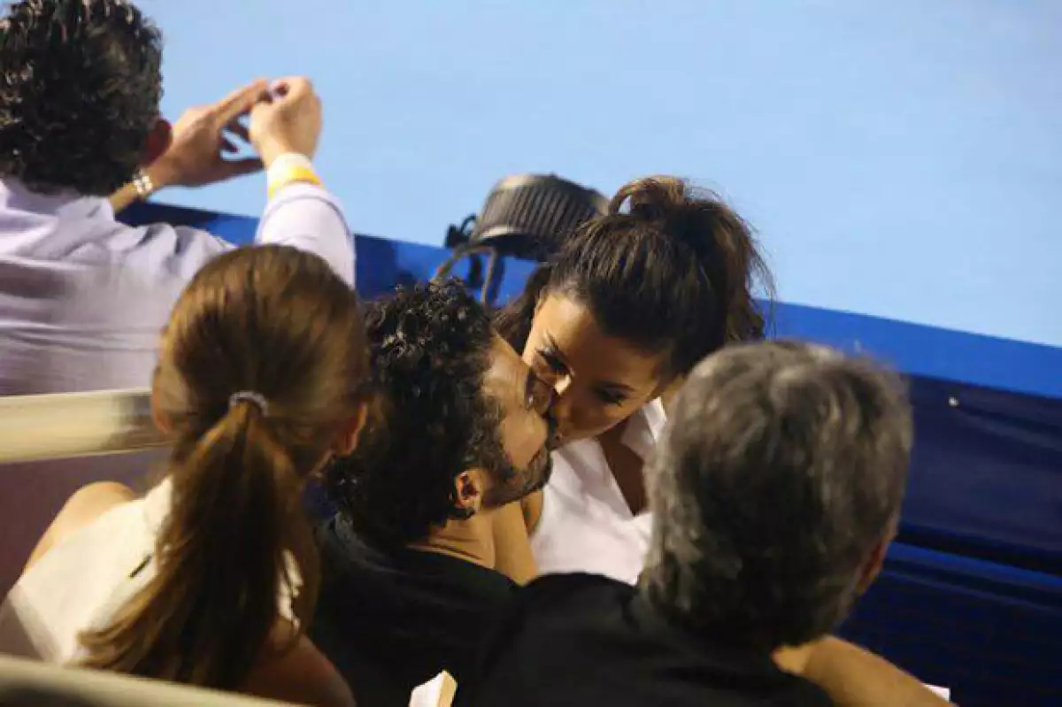 Los besos no pudieron faltar en las gradas.